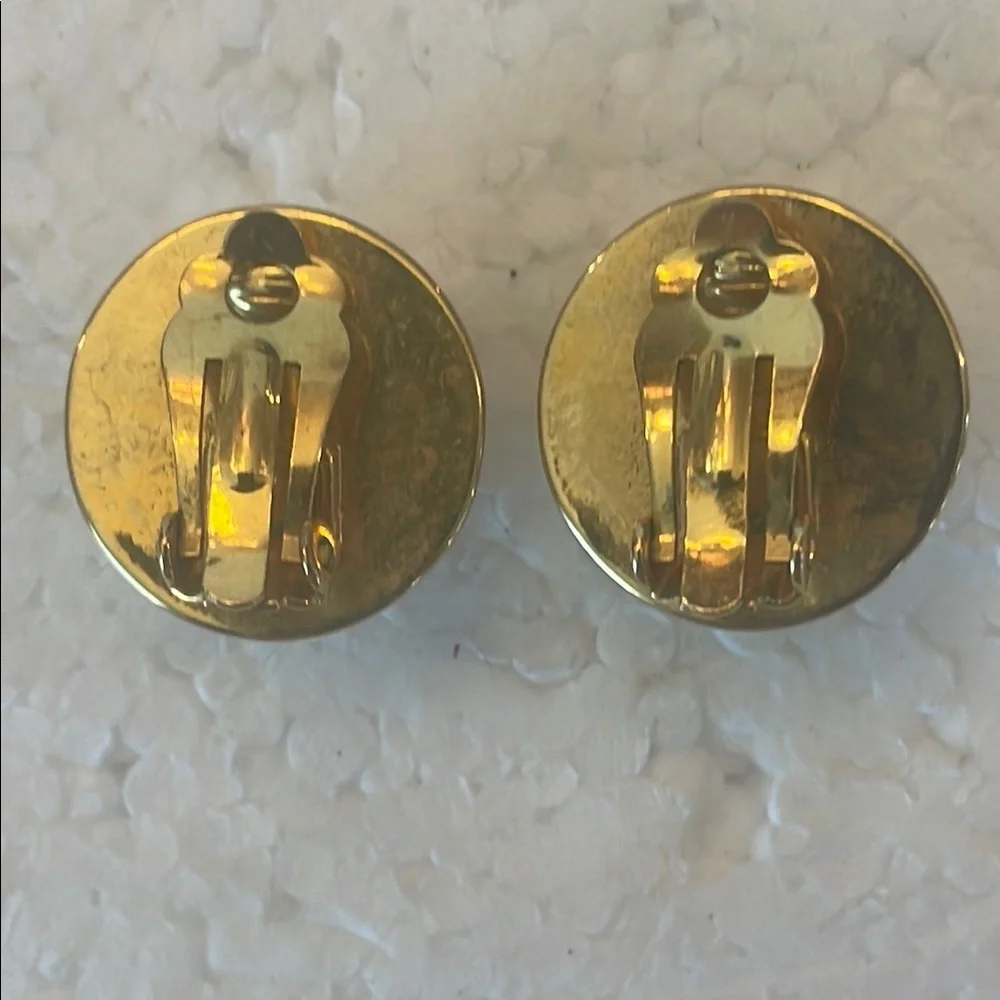 Vintage Classic Gold Pearl clip on Earrings